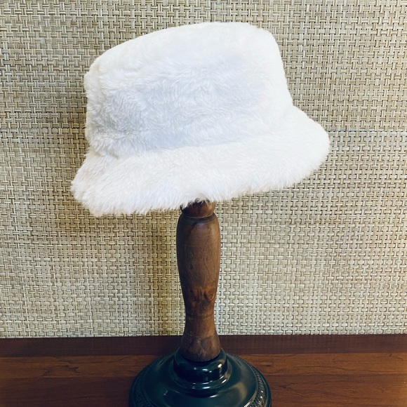 🌟HP🌟NWOT Off White Faux Fur Bucket Hat by Open Edit OS - Picture 3 of 10